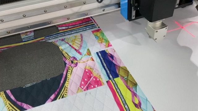 服裝面料剪口裁剪機2