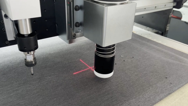 牛仔面料沖孔切割機