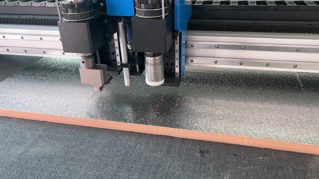 酚醛隔熱板切割機3